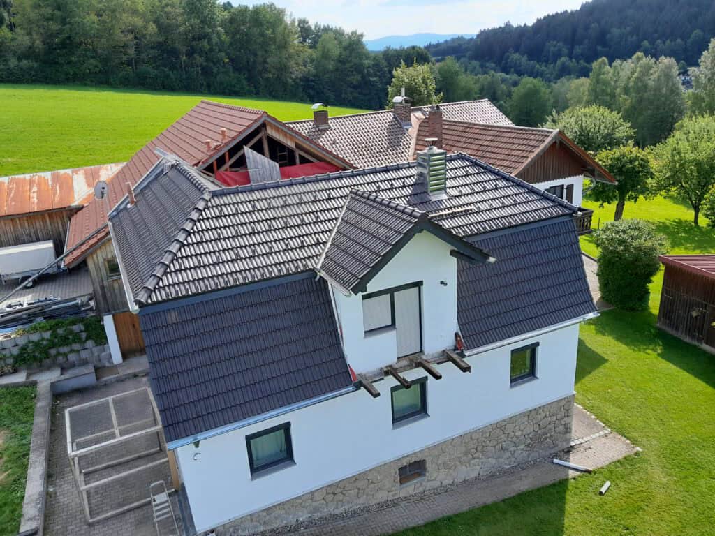 Gesamtansicht von einem Haus mit neuem Dach.