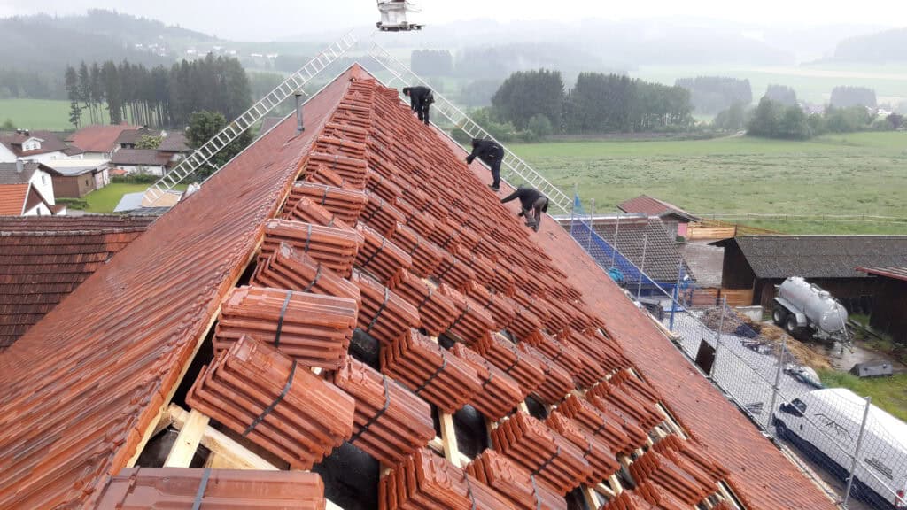Ein Dach wird neu eingedeckt